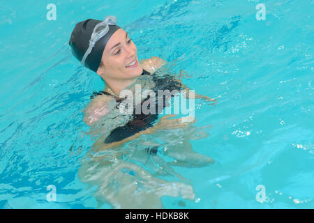 Frau Wassertreten im pool Stockfoto