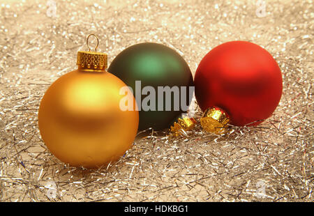 Christbaumkugeln und Lametta Stockfoto