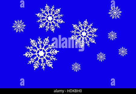 Weiße Schneeflockenverzierungen auf blauem Hintergrund Stockfoto