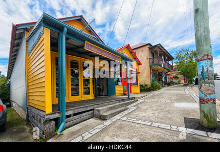 Bunte Geschäfte im Cobargo, eine kleine ländliche touristische Stadt, New South Wales, NSW, Australien Stockfoto