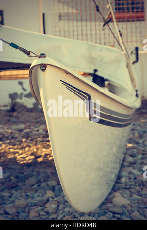 Detail eines Katamarans am Strand. Vertikales Bild. Stockfoto