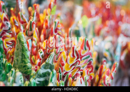 Stall mit traditionellen bunten und festlichen Bonbons auf dem Weihnachtsmarkt, selektiven Fokus Stockfoto