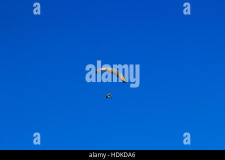 Fliegen mit einem Paragleiter täglich sauber. Horizontales Bild. Stockfoto