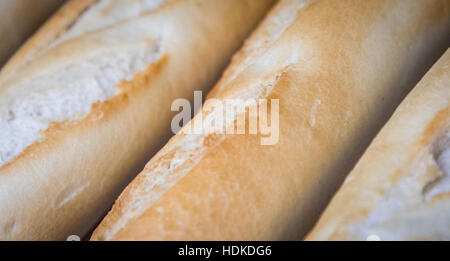 Viele Franzosen halten Brot zusammen in einem Korb Stockfoto