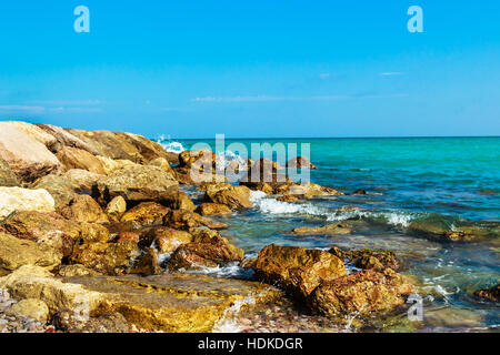 Steinen der Meer Mole. Horizontales Bild. Stockfoto