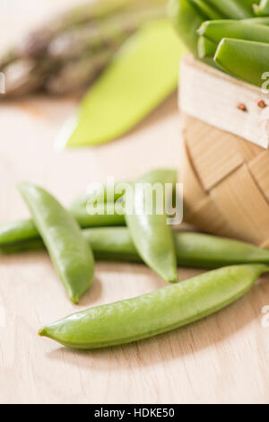 Frische Zucker schnappt auf Holz Küchentisch in enger. Rohe gesundes Gemüse. Stockfoto