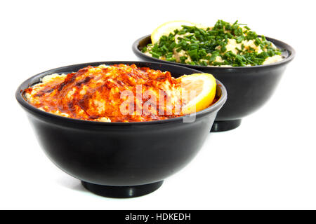 Zwei Schalen mit frischen Hummus isoliert auf weiß Stockfoto