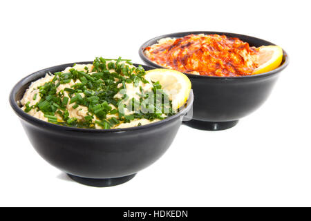 Zwei Schalen mit frischen Hummus isoliert auf weiß Stockfoto