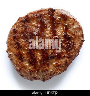 Einzelne gegrillte Hamburger Patty isoliert auf weiss von oben. Stockfoto