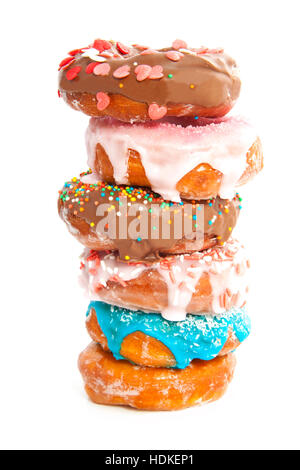 Donuts mit Süßigkeiten auf einen Haufen isoliert auf weiß Stockfoto