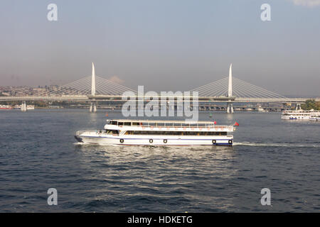 Fähre über den Bosporus mit den Yavuz Sultan Selim-Brücke im Hintergrund, Türkei, Istanbul Stockfoto