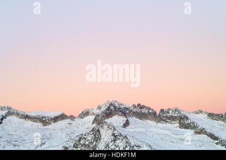 Berg-Sonnenuntergang in Peak Aneto, 3404 m. Posets alles Naturpark, Huesca, Aragon, Pyrenäen, Spanien Stockfoto