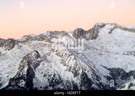 Berg-Sonnenuntergang in Peak Aneto, 3404 m. Posets alles Naturpark, Huesca, Aragon, Pyrenäen, Spanien Stockfoto