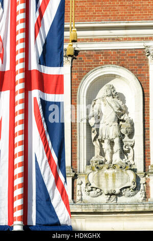 Anschluß-Markierungsfahne von Großbritannien und Statue von Prinz Georg von Dänemark, The Guildhall, Windsor, Berkshire, England, UK Stockfoto