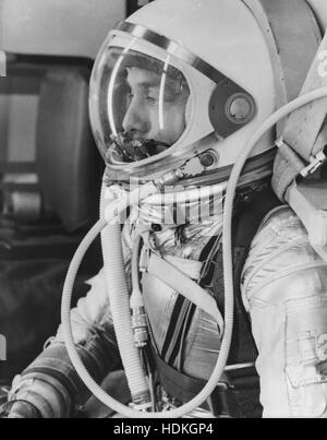 NASA-Astronaut Alan Shepard passt sich in Druck Anzug und Helm in Vorbereitung für den Flug des Mercury-Redstone 3 (MR-3), die erste amerikanische bemannte Raumfahrt, an Bord der Freedom 7 Kapsel auf der Cape Canaveral Air Force Station starten Komplex 5 1. Januar 1961 in Cape Canaveral, Florida. Stockfoto