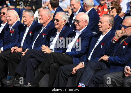 Mitglieder von US-Astronaut Hall Of Fame hören Lautsprecher während der Eröffnungsfeier für die Helden und Legenden Attraktion am Kennedy Space Center Visitor Complex 11. November 2016 in Titusville, Florida. Stockfoto