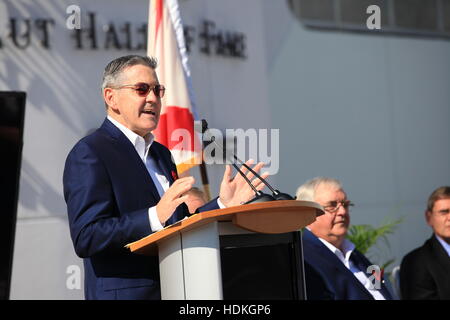 Kennedy Space Center Direktor Bob Cabana spricht den Gästen während der Eröffnung der Helden und Legenden, die Attraktion der US-Astronaut Hall Of Fame auf dem Kennedy Space Center Visitor Complex 11. November 2016 in Titusville, Florida ausstellen. Stockfoto