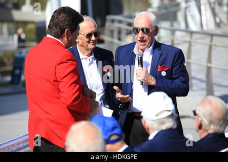 Ehemaligen CNN Korrespondent John Zarella (links) Interviews NASA Apollo-Astronauten Charlie Duke (Mitte) und Walt Cunningham während der Eröffnungsfeier für die US-Astronaut Hall Of Fame-Ausstellung und die Helden und Legenden Attraktion am Kennedy Space Center Visitor Complex 11. November 2016 in Titusville, Florida. Stockfoto