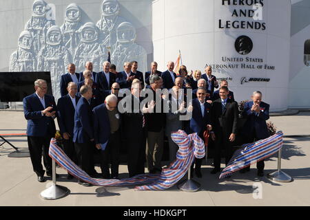 NASA-Astronauten und Würdenträger schneiden das zeremonielle Band während der Eröffnung der Helden und Legenden Attraktion mit der US-Astronaut Hall Of Fame-Ausstellung im Kennedy Space Center Visitor Complex 11. November 2016 in Titusville, Florida. Stockfoto