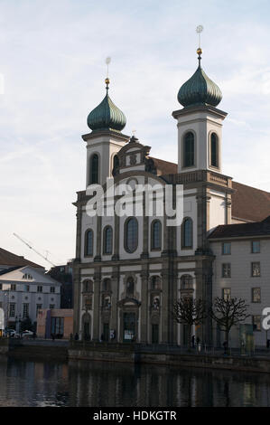 Schweiz, Europa: Skyline der mittelalterlichen Stadt Luzern mit Blick auf die Jesuitenkirche, die ersten großen barocken Kirche nördlich der Alpen. Stockfoto