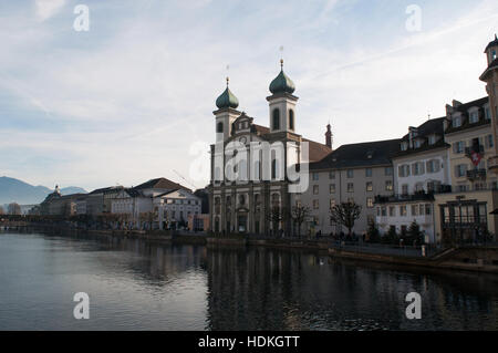 Schweiz, Europa: Skyline der mittelalterlichen Stadt Luzern mit Blick auf die Jesuitenkirche, die ersten großen barocken Kirche nördlich der Alpen. Stockfoto