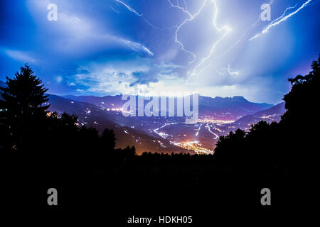 Gewitter über das Tal der Arve Stockfoto