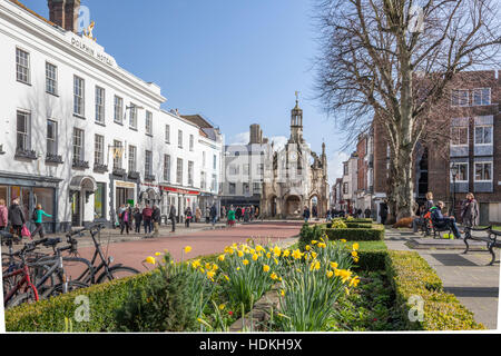 Weststraße, eine Fußgängerzone und Chichester Market Cross mit Feder Narzissen. Chichester, West Sussex, UK Stockfoto