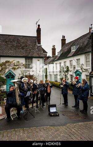 Lewes, Glynde und Beddingham Brass Band durchführen, die in der High Street in der Leitung bis zu Weihnachten, Lewes, Sussex, UK Stockfoto