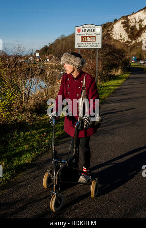 Eine ältere behinderte Frau, die mit ihrem Rollator, Lewes, Sussex, UK Stockfoto