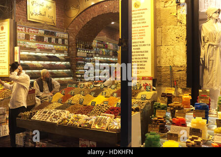 Verkäufer bei Gewürz stall auf dem Basar von Istanbul. Stockfoto