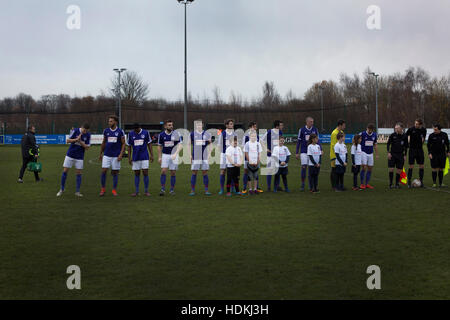 Die Heimmannschaft Linien oben auf dem Spielfeld im Stadium Delta Taxis, Bootle, Merseyside vor Stadt Liverpool Holker Old Boys in einer North West Counties League Division 1 Spiel gehostet. Gegründet im Jahr 2015, und mit dem Ziel, sein premier-League-Club in Liverpool, Stadt wurden in der Liga zu Beginn der Saison 2016 / 17 aufgenommen und waren mit Bootle FC Boden für Heimspiele. Ein 6: 1-Sieg über ihre Besucher nahmen "Purps" an die Spitze der Division in einem Match von 483 Zuschauern beobachtet. Stockfoto