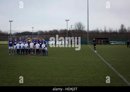 Die Heimmannschaft Linien oben auf dem Spielfeld im Stadium Delta Taxis, Bootle, Merseyside vor Stadt Liverpool Holker Old Boys in einer North West Counties League Division 1 Spiel gehostet. Gegründet im Jahr 2015, und mit dem Ziel, sein premier-League-Club in Liverpool, Stadt wurden in der Liga zu Beginn der Saison 2016 / 17 aufgenommen und waren mit Bootle FC Boden für Heimspiele. Ein 6: 1-Sieg über ihre Besucher nahmen "Purps" an die Spitze der Division in einem Match von 483 Zuschauern beobachtet. Stockfoto