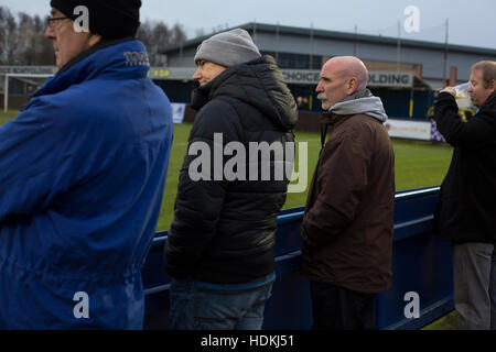 Hause Anhänger gerade die erste Halbzeit-Aktion im Stadium Delta Taxis, Bootle, Merseyside als Stadt Liverpool Holker Old Boys in einer North West Counties League Division 1 Spiel gehostet. Gegründet im Jahr 2015, und mit dem Ziel, sein premier-League-Club in Liverpool, Stadt wurden in der Liga zu Beginn der Saison 2016 / 17 aufgenommen und waren mit Bootle FC Boden für Heimspiele. Ein 6: 1-Sieg über ihre Besucher nahmen "Purps" an die Spitze der Division in einem Match von 483 Zuschauern beobachtet. Stockfoto