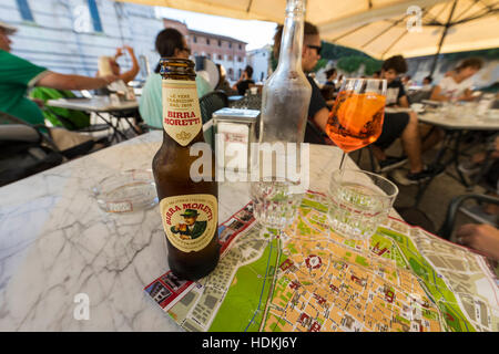 Café Undici (Café Eleven) auf der Piazza Antelminelli, Lucca, Toskana, Italien Stockfoto