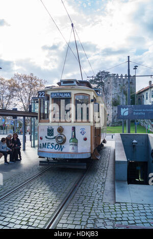 Eine Vintage elektrische Straßenbahn in Batalha stoppen auf der Nummer 22-Strecke von Batalha, Carmo, Porto (Oporto), Portugal Stockfoto