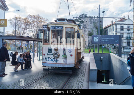 Eine Vintage elektrische Straßenbahn in Batalha stoppen auf der Nummer 22-Strecke von Batalha, Carmo, Porto (Oporto), Portugal Stockfoto