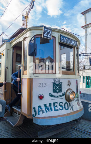 Eine Vintage elektrische Straßenbahn in Batalha stoppen auf der Nummer 22-Strecke von Batalha, Carmo, Porto (Oporto), Portugal Stockfoto