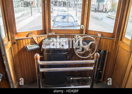 Ein Vintage elektrische Straßenbahn auf dem Weg Nr. 18 und 22 von Batalha Carmo, Porto (Oporto), Portugal Stockfoto