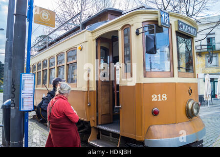 Ein Vintage elektrische Straßenbahn auf dem Weg Nr. 18 und 22 von Batalha Carmo, Porto (Oporto), Portugal Stockfoto