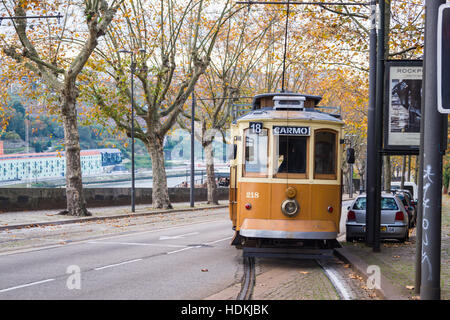 Ein Vintage elektrische Straßenbahn auf dem Weg Nr. 18 und 22 von Batalha Carmo, Porto (Oporto), Portugal Stockfoto