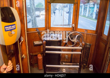 Führerstand einer Vintage elektrische Straßenbahn auf dem Weg Nr. 18 und 22 von Batalha Carmo, Porto (Oporto), Portugal Stockfoto