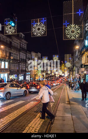 Weihnachtsbeleuchtung in der Rua Dos Clérigos, Porto (Oporto), Portugal Stockfoto