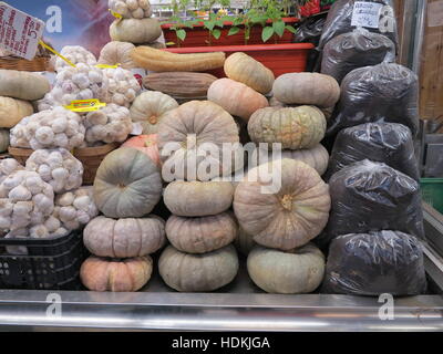 Kürbisse auf Verkauf im Zentralmarkt, Plaza del Mercado, Valencia, Spanien Stockfoto