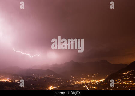 Gewitter über das Tal der Arve Stockfoto