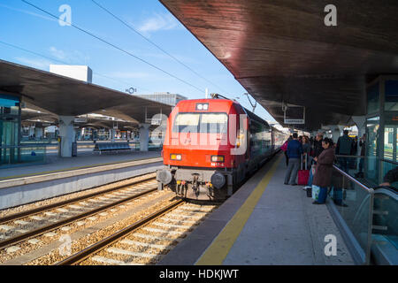 Lissabon-Zug Ankunft am Bahnhof Campanha Comboios de Portugal, Porto (Oporto), Portugal Stockfoto