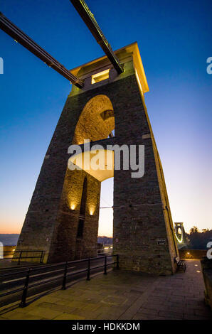 Support für Ostturm des Clifton Suspension Bridge über den Fluss Avon in Bristol in der Abenddämmerung Stockfoto