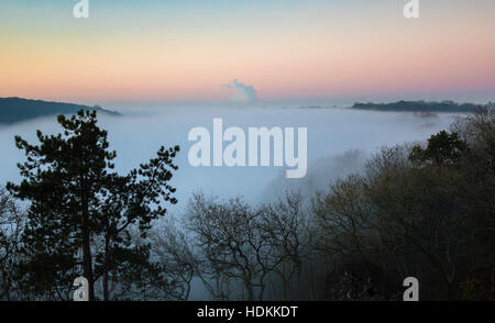 Inversion Wolke in die Avon-Schlucht Bristol in der Abenddämmerung von Observatory Hill mit Leigh Woods und Sneyd Park am gegenüberliegenden Ufer Stockfoto