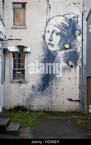 Mädchen mit einer gepiercte Trommelfell - ein Kunstwerk basiert auf eine Alarmanlage des Künstlers Banksy an der Wand von einer Gasse in Bristol UK Stockfoto