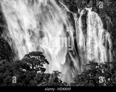 Lady Bowen Falls donnern in Milford Sound im Fjordland auf Neuseelands Südinsel Stockfoto