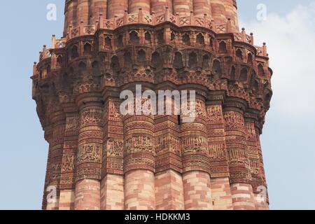 Detail der kunstvollen Steinmetzarbeiten auf dem alten islamischen Sieg Turm Qutb Minar in Delhi, Indien. Stockfoto